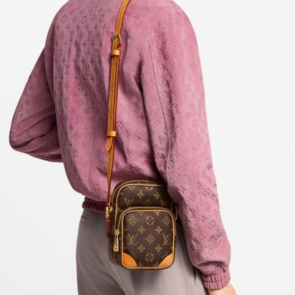 Louis Vuitton: Amazone iconic Monogram Pattern Unisex Crossbody. Code#TH0093 - Picture 7 of 17